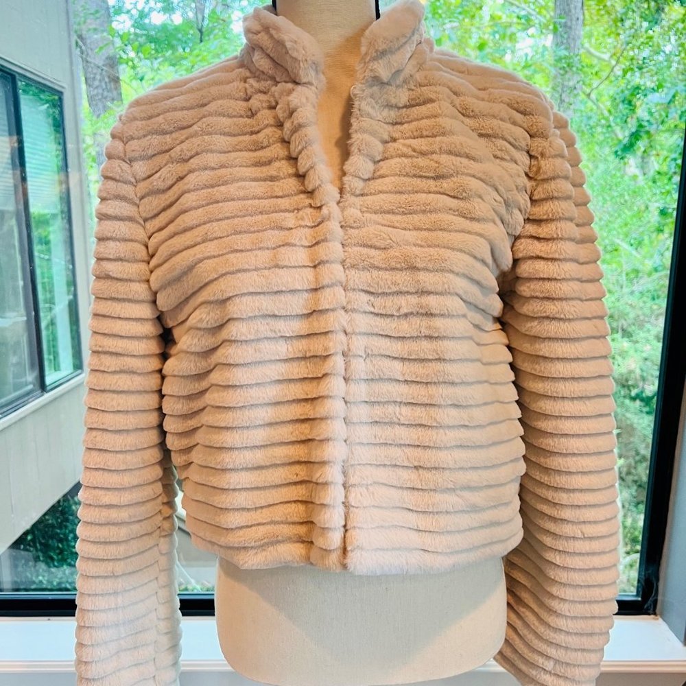 🕊️🥂NWOT 🕊️🍸Betsey Johnson Cropped Faux Fur Coat 🪩🕊️